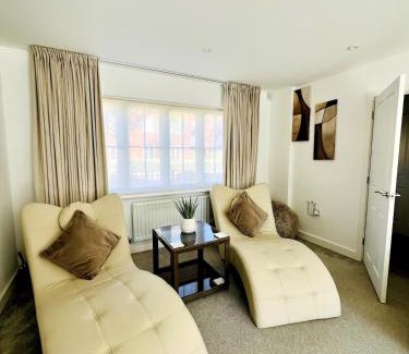 Horley House | 4 Bedroom home with study space