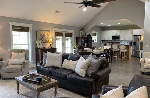 Cottondale House | 4 bedroom home with a touch of country close to UA
