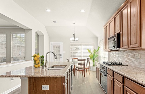 South Arlington House | 4 Bedroom House 8 miles from Arlington’s Entertainment District