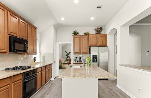 South Arlington House | 4 Bedroom House 8 miles from Arlington’s Entertainment District