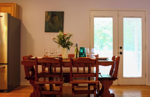 Kabletown House | 4-bedroom house close to Shenandoah River and VA wineries - WiFi, AC, trampoline