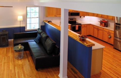 Kabletown House | 4-bedroom house close to Shenandoah River and VA wineries - WiFi, AC, trampoline
