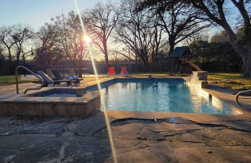 Irving House | 4-bedroom house Centrally located with a Game room, pool, Huge Backyard.
