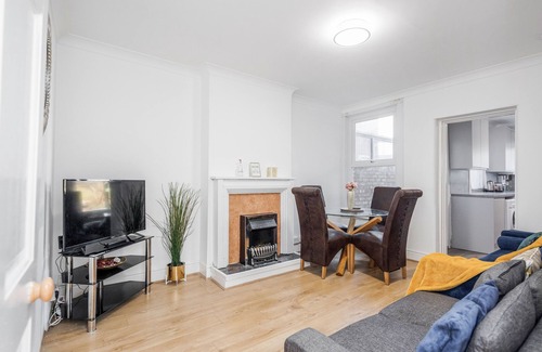 Chelmsford House | 4 Bedroom House, Free Parking, Contractor's Haven