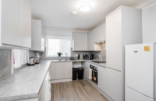 Chelmsford House | 4 Bedroom House, Free Parking, Contractor's Haven