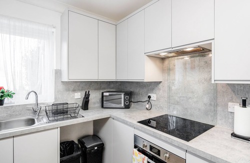Chelmsford House | 4 Bedroom House, Free Parking, Contractor's Haven