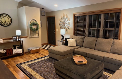 Howard House | 4 Bedroom House. Great for Packer Games!
