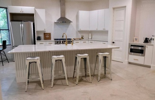 Travis Heights House | 4-bedroom house in Austin 1 mile to Lady Bird Lake and Downtown with full Gym