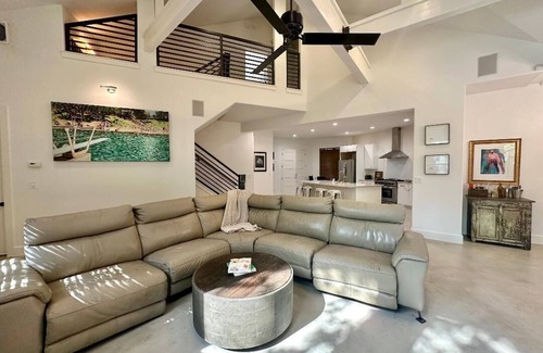 Travis Heights House | 4-bedroom house in Austin 1 mile to Lady Bird Lake and Downtown with full Gym