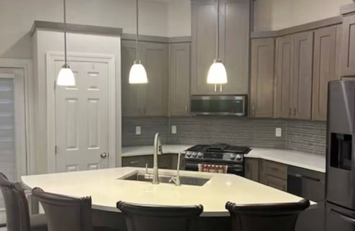 Laredo House | 4-bedroom house in charming Laredo with Pool,WiFi, AC. Book now