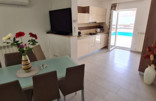 Kaldanija House | 4-bedroom house in charming Buje with pool, AC, WiFi. Enjoy your stay!