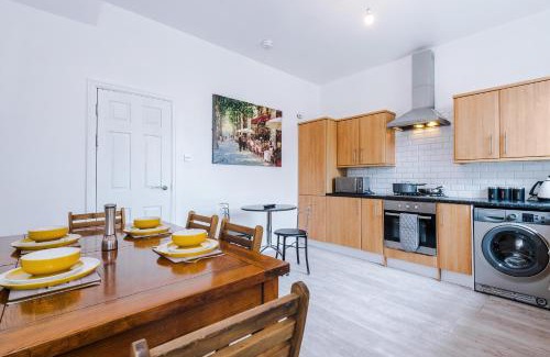 Chorley House | 4 Bedroom House in Chorley with Free Parking by Eason Stays - Good for Contractor Accommodation & Family Weekends