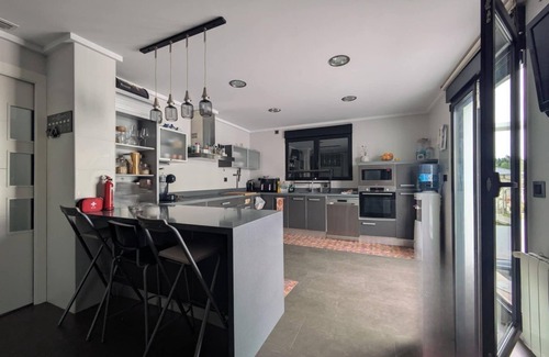 Torrent House | 4-bedroom house in delightful Torrent with fully equipped games room, AC, WiFi