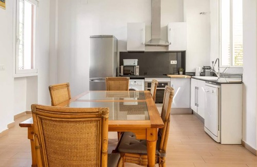 El Cabanyal House | 4 bedroom house in front of Valencia Beach, perfect for large groups!
