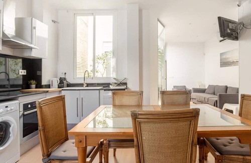 El Cabanyal House | 4 bedroom house in front of Valencia Beach, perfect for large groups!