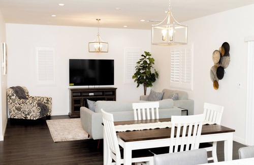 Roseville House | 4-bedroom house in marvelous Roseville with WiFi, AC