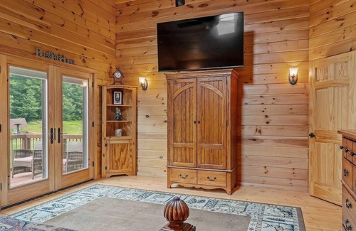 Day House | 4-bedroom house in Northville. Sleeps 14. WiFi, AC, Fireplace