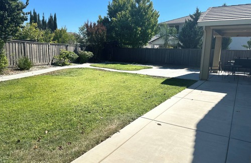 Elk Grove House | 4-bedroom house in terrific Elk Grove with AC, fitness room, WiFi