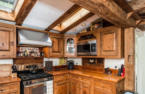 North Salem House | 4-bedroom house in peaceful North Salem with WiFi, AC, fitness room