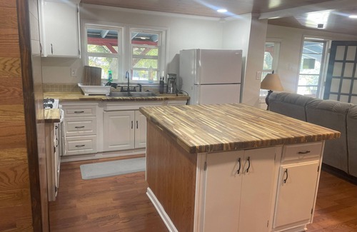 Summerville House | 4-bedroom house in adorable Summerville with AC