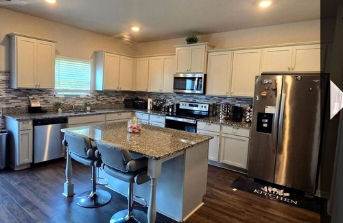 Conyers House | 4-bedroom house in wonderful Conyers with AC, fitness room/pool table/bar