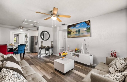 Richmond Heights House | 4-bedroom house in wonderful Orlando with WiFi, AC, and a large backyard.