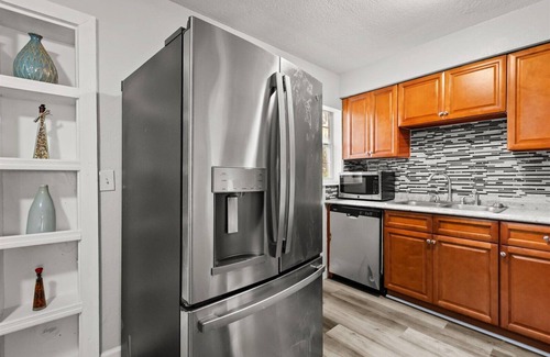 Richmond Heights House | 4-bedroom house in wonderful Orlando with WiFi, AC, and a large backyard.