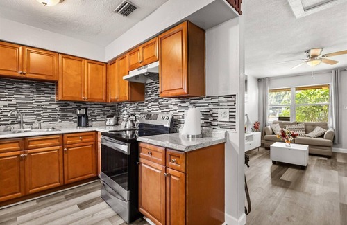 Richmond Heights House | 4-bedroom house in wonderful Orlando with WiFi, AC, and a large backyard.