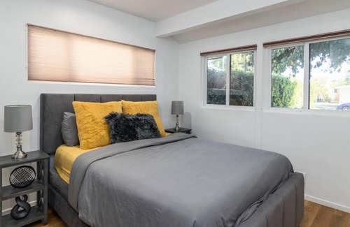 Valley Glen Villa | 4 Bedroom house large pool & spa in prime location