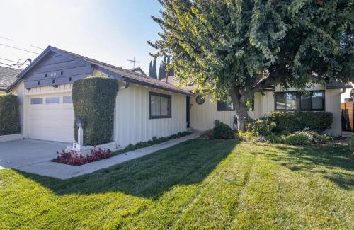 Valley Glen Villa | 4 Bedroom house large pool & spa in prime location