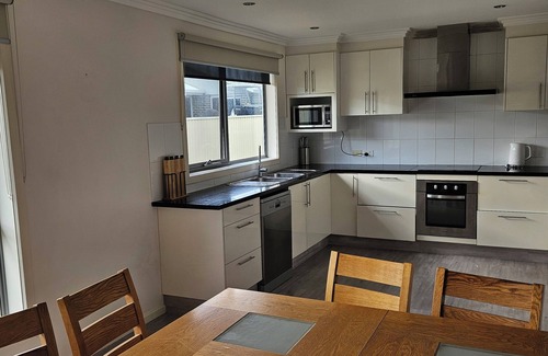 Penguin House | 4 bedroom house less than 3 mins drive to the ocean