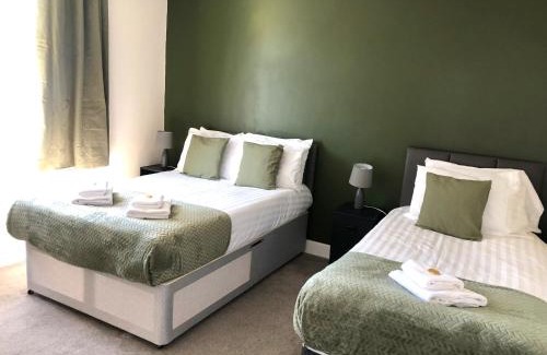 Southampton House | 4 Bedroom House Near Hospital And Motorway