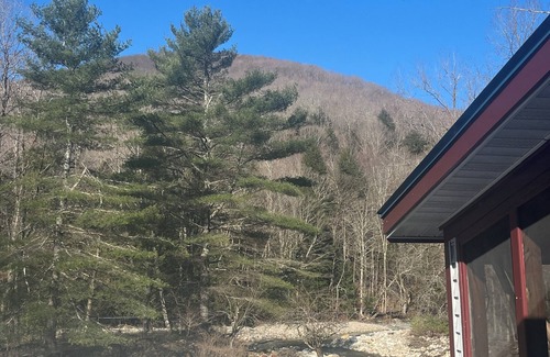 Mount Holly House | 4 Bedroom House on the Mill River with Game Room - 10 Minutes from Okemo