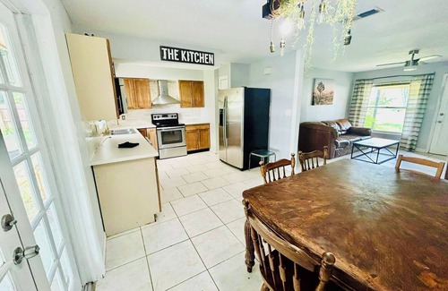 Doctor Phillips House | 4 bedroom house only 2 miles from Universal Studios Parks