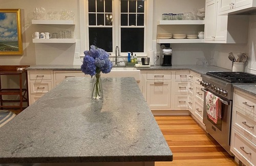 Saunderstown House | 4-bedroom house in Saunderstown with AC, Porch Overlooking Narragansett Bay
