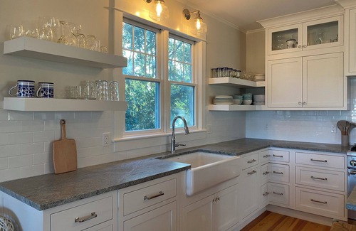Saunderstown House | 4-bedroom house in Saunderstown with AC, Porch Overlooking Narragansett Bay