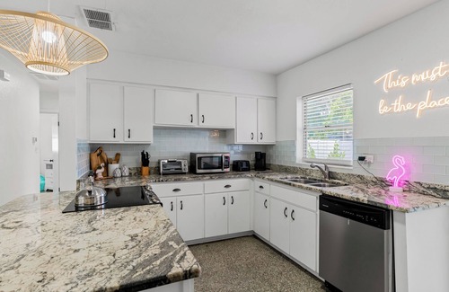 South Pinellas Community Council House | 4 Bedroom House w/Fully Fenced-In Backyard, Dog Friendly, 3 Min Drive to Beach!