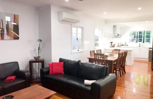 Woolloongabba House | 4 bedroom house - Walk to Southbank