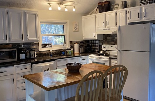 West Bridgton House | 4 bedroom house with Hot Tub, close to skiing and Moose Pond