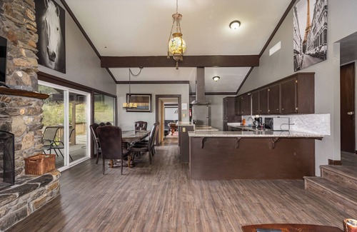 Oakhurst House | 4 Bedroom house with pool table