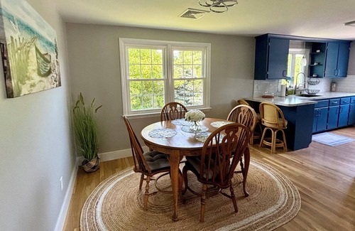 Newport East House | 4-bedroom house with WiFi/AC/Beach, downtown, Vineyards & nature trails.