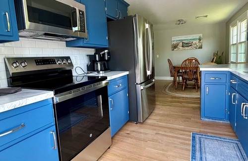 Newport East House | 4-bedroom house with WiFi/AC/Beach, downtown, Vineyards & nature trails.