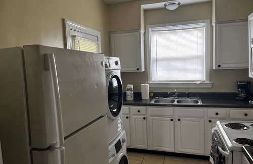 Whitehaven House | 4-bedroom house with Wi-Fi, AC. Only 4 minutes from Elvis Presley's Mansion.