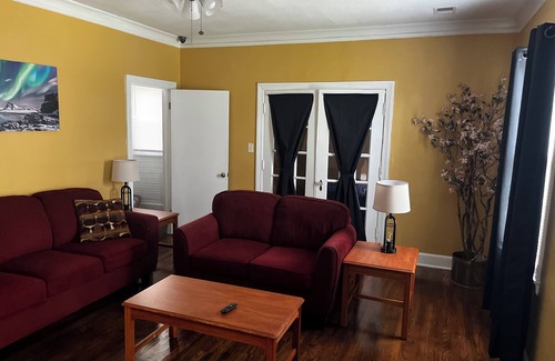 Whitehaven House | 4-bedroom house with Wi-Fi, AC. Only 4 minutes from Elvis Presley's Mansion.
