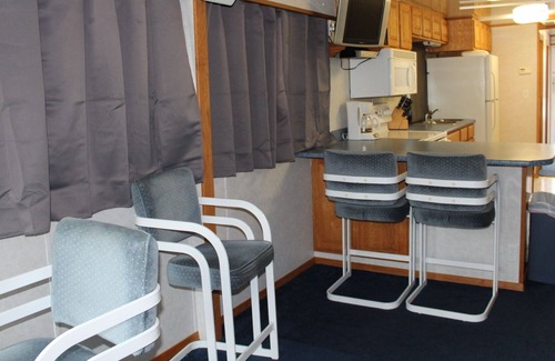 Kirby Boat Rental | 4 Bedroom Houseboat for Rent