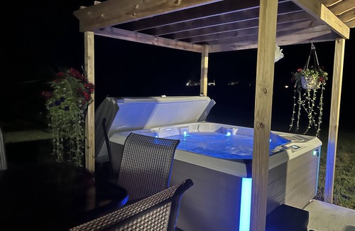 Bellefontaine House | 4-Bedroom in Lower Level with Hot Tub & Kitchenette
