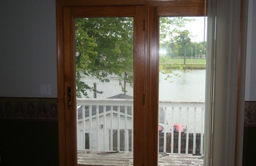 Pardeeville House | 4 Bedroom Lake House With Spacious Deck To Relax And View The Lake