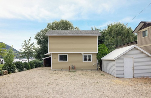 Vernon House | 4 bedroom - Lakefront Home - Private Beach - Close to Town