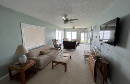 Sandusky House | 4 Bedroom Lakefront Home with Private Beach on Cedar Point Chaussee