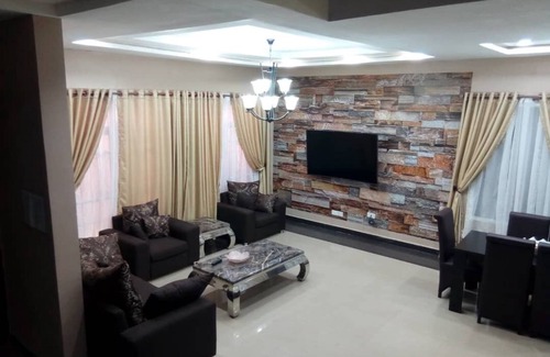 Ogombo House | 4 Bedroom Luxury HomeAwayFromHome-Unlimited WiFi